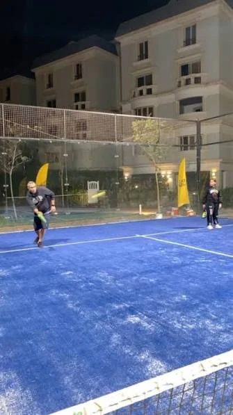 Padel court reference for the evening scene